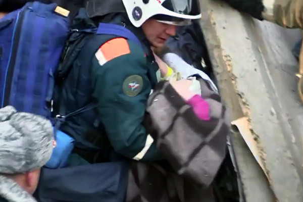 Bé 10 tháng tuổi sống sót diệu kỳ hơn 24 giờ dưới đống đổ nát