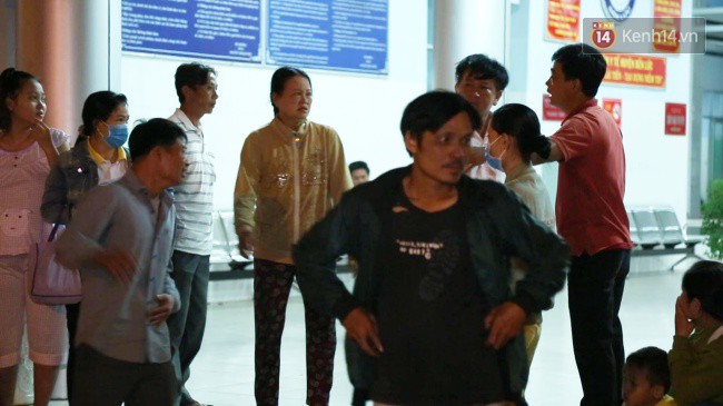 Người thân các nạn nhân tử vong trong vụ tai nạn kinh hoàng ở Long An khóc ngất tại bệnh viện: Con ơi, sao bỏ bố mẹ mà đi...