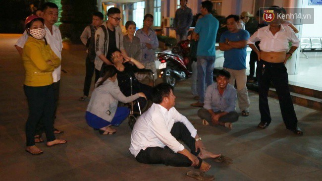 Người thân các nạn nhân tử vong trong vụ tai nạn kinh hoàng ở Long An khóc ngất tại bệnh viện: Con ơi, sao bỏ bố mẹ mà đi...