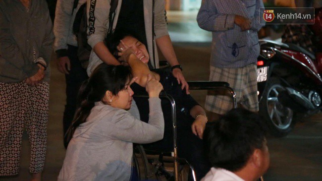 Người thân các nạn nhân tử vong trong vụ tai nạn kinh hoàng ở Long An khóc ngất tại bệnh viện: Con ơi, sao bỏ bố mẹ mà đi...