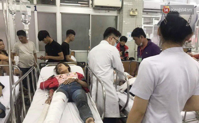 Người thân các nạn nhân tử vong trong vụ tai nạn kinh hoàng ở Long An khóc ngất tại bệnh viện: Con ơi, sao bỏ bố mẹ mà đi...