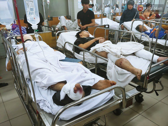 Người thân các nạn nhân tử vong trong vụ tai nạn kinh hoàng ở Long An khóc ngất tại bệnh viện: Con ơi, sao bỏ bố mẹ mà đi...