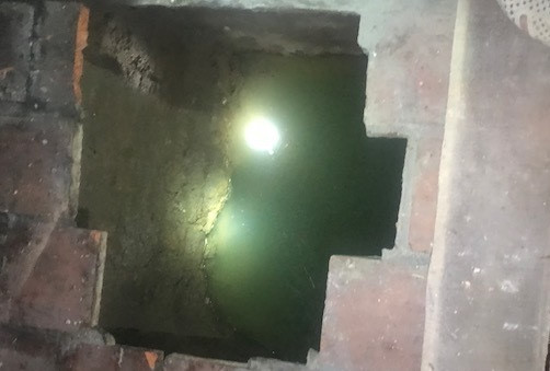 Hố tử thần gần 5 m xuất hiện giữa nhà dân