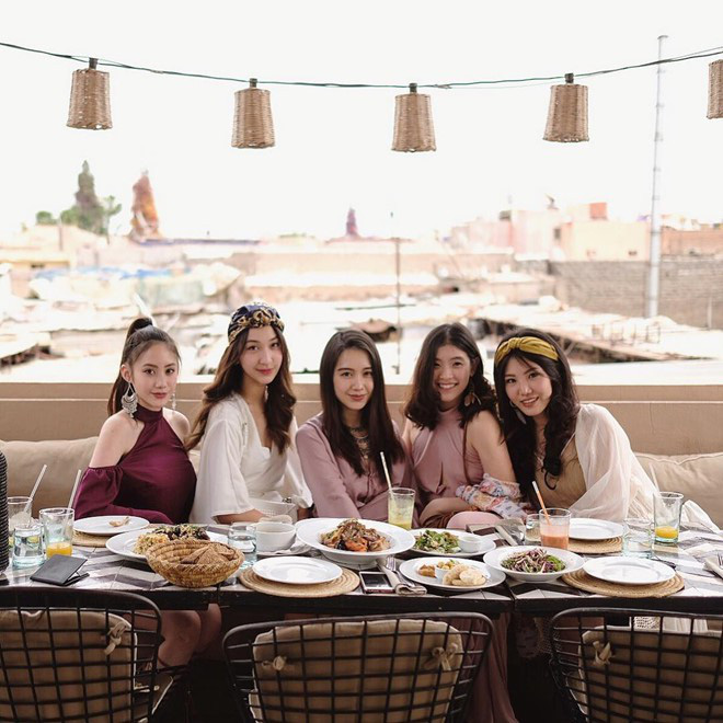 Hội bạn thân xinh đẹp, toàn du học sinh của 2 chị em hot girl Lào gốc Việt