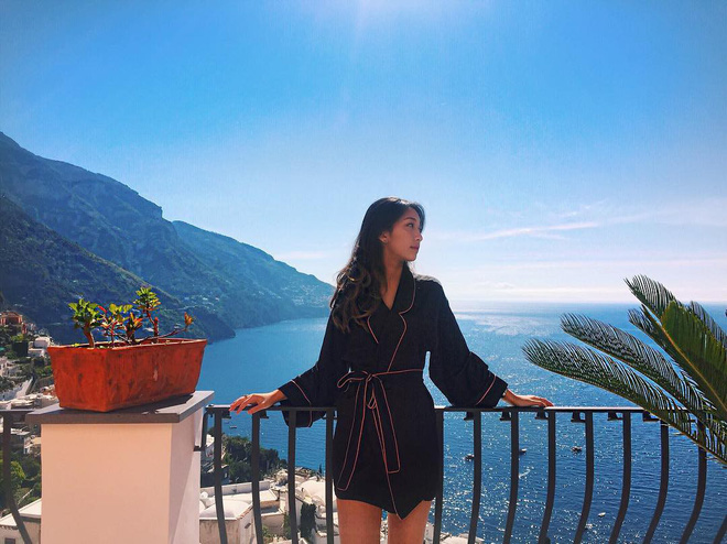 Hội bạn thân xinh đẹp, toàn du học sinh của 2 chị em hot girl Lào gốc Việt