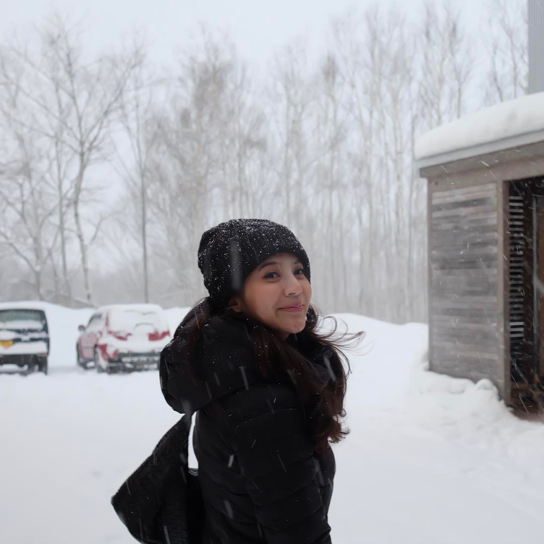 Hội bạn thân xinh đẹp, toàn du học sinh của 2 chị em hot girl Lào gốc Việt