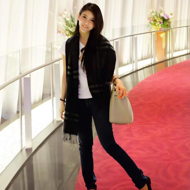 Hội bạn thân xinh đẹp, toàn du học sinh của 2 chị em hot girl Lào gốc Việt