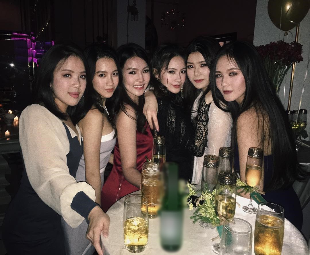 Hội bạn thân xinh đẹp, toàn du học sinh của 2 chị em hot girl Lào gốc Việt