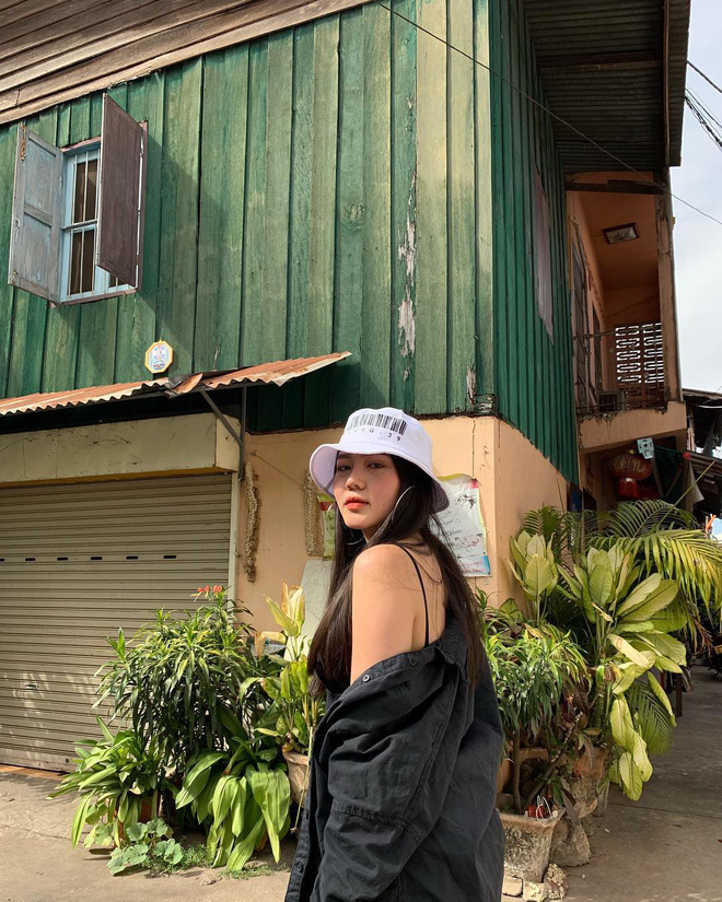 Hội bạn thân xinh đẹp, toàn du học sinh của 2 chị em hot girl Lào gốc Việt