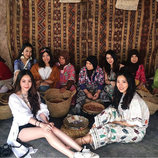 Hội bạn thân xinh đẹp, toàn du học sinh của 2 chị em hot girl Lào gốc Việt