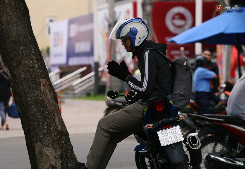 Người Sài Gòn co ro vì trời se lạnh, mưa phùn trong ngày đầu đi làm sau kỳ nghỉ Tết Dương lịch 2019