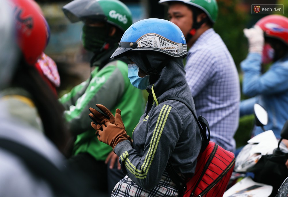 Người Sài Gòn co ro vì trời se lạnh, mưa phùn trong ngày đầu đi làm sau kỳ nghỉ Tết Dương lịch 2019