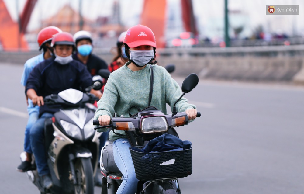 Người Sài Gòn co ro vì trời se lạnh, mưa phùn trong ngày đầu đi làm sau kỳ nghỉ Tết Dương lịch 2019