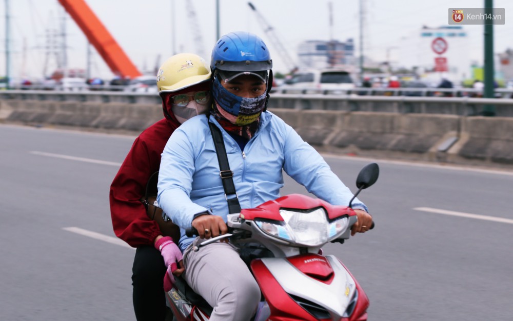 Người Sài Gòn co ro vì trời se lạnh, mưa phùn trong ngày đầu đi làm sau kỳ nghỉ Tết Dương lịch 2019