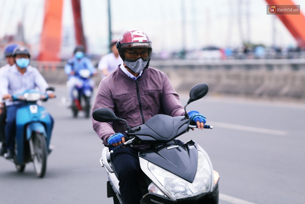 Người Sài Gòn co ro vì trời se lạnh, mưa phùn trong ngày đầu đi làm sau kỳ nghỉ Tết Dương lịch 2019