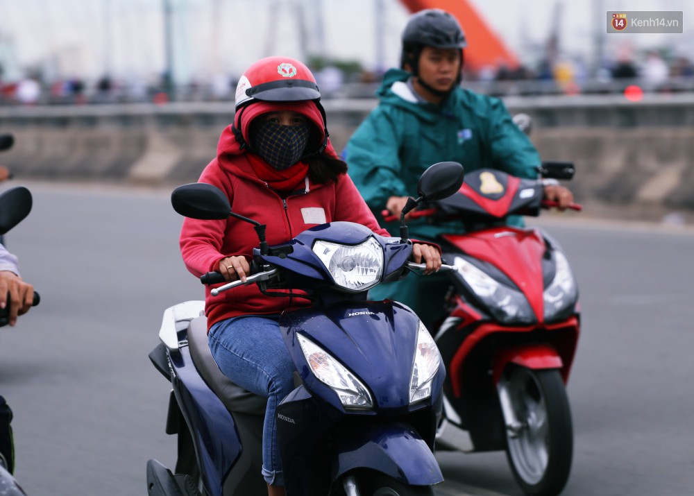 Người Sài Gòn co ro vì trời se lạnh, mưa phùn trong ngày đầu đi làm sau kỳ nghỉ Tết Dương lịch 2019