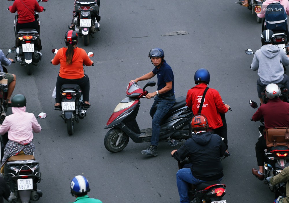 Người Sài Gòn co ro vì trời se lạnh, mưa phùn trong ngày đầu đi làm sau kỳ nghỉ Tết Dương lịch 2019