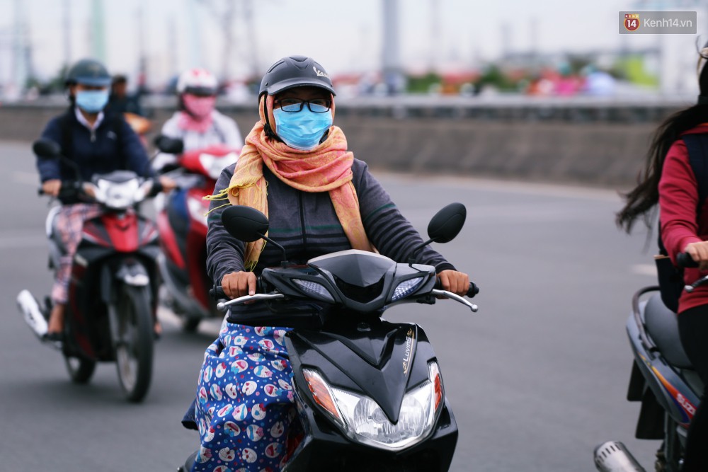 Người Sài Gòn co ro vì trời se lạnh, mưa phùn trong ngày đầu đi làm sau kỳ nghỉ Tết Dương lịch 2019