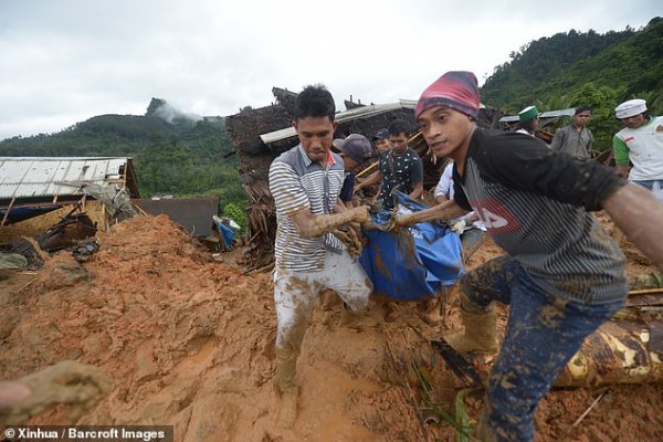 Sạt lở đêm giao thừa ở Indonesia: 9 người chết, hàng chục người mất tích