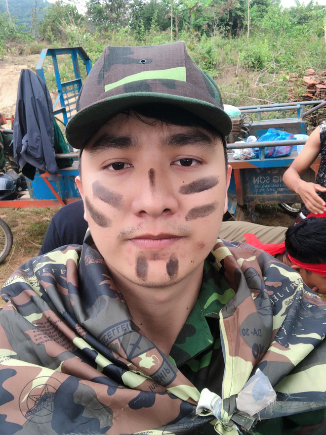 Kể khổ bị dị ứng thuốc, môi sưng tều đúng ngày đầu năm 2019, nam thanh niên lại được chú ý rần rần bởi nhan sắc thực sự phía sau