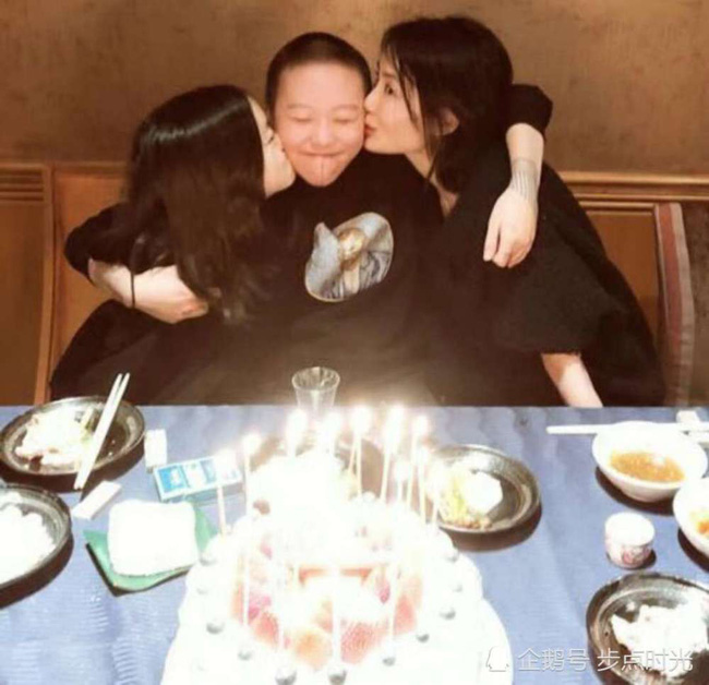 Mặc tin đồn Tạ Đình Phong tái hôn với Trương Bá Chi, Vương Phi vui vẻ hội ngộ 2 con gái?