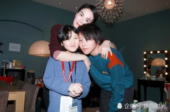 Mặc tin đồn Tạ Đình Phong tái hôn với Trương Bá Chi, Vương Phi vui vẻ hội ngộ 2 con gái?