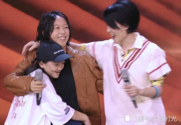 Mặc tin đồn Tạ Đình Phong tái hôn với Trương Bá Chi, Vương Phi vui vẻ hội ngộ 2 con gái?