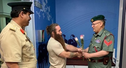 Bị bắt vì đánh cảnh sát Dubai, khách Tây nhận hoa khi được thả