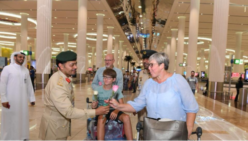 Bị bắt vì đánh cảnh sát Dubai, khách Tây nhận hoa khi được thả