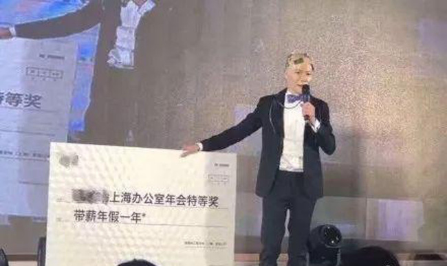 Công ty gây chấn động mạng xã hội vì thưởng tất niên cho nhân viên hẳn 1 năm nghỉ có lương nhưng sự thật đằng sau là.. Công ty gây chấn động mạng xã hội vì thưởng tất niên cho nhân viên hẳn 1 năm nghỉ có lương nhưng sự thật đằng sau là..