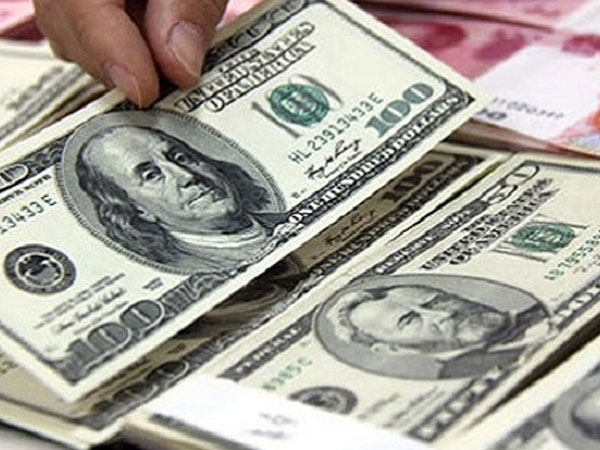 Giá USD tại các ngân hàng diễn biến trái chiều