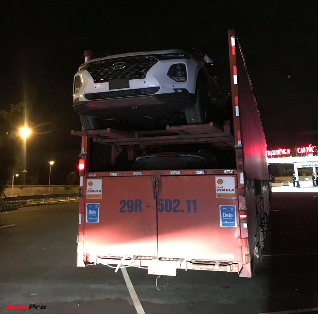 Hyundai Santa Fe 2019 ồ ạt về đại lý trước ngày ra mắt: Xe nhiều nhưng vẫn kênh giá 100 triệu đồng