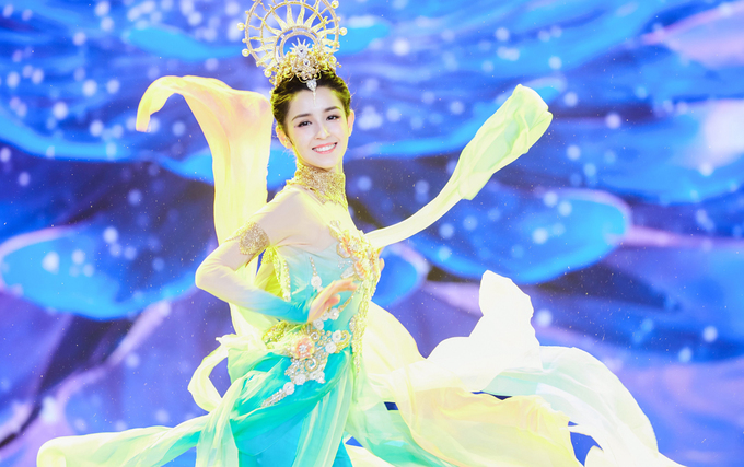 Tiên nữ Tân Cương nhảy múa trong đêm hội năm mới