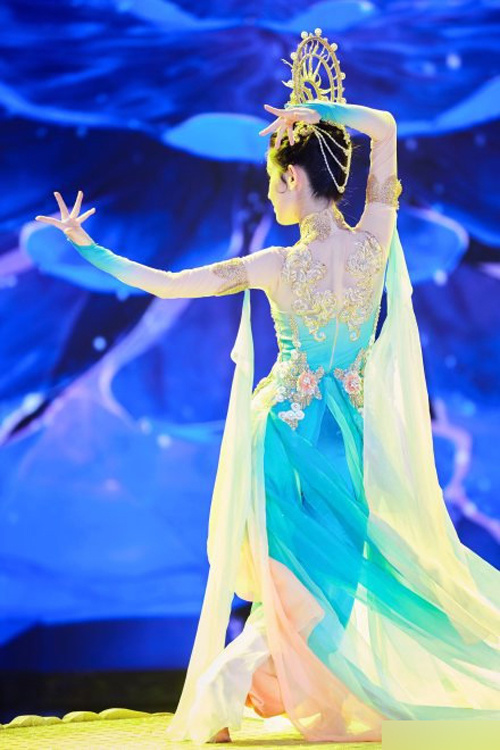 Tiên nữ Tân Cương nhảy múa trong đêm hội năm mới