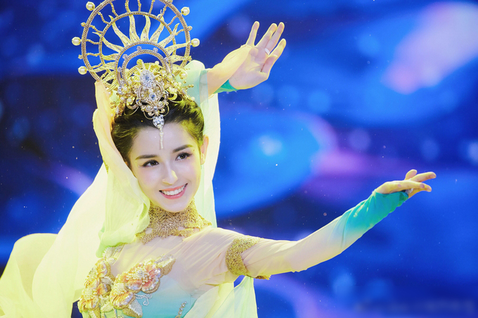 Tiên nữ Tân Cương nhảy múa trong đêm hội năm mới