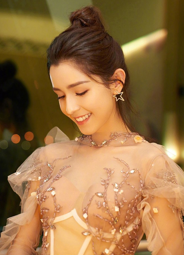 Tiên nữ Tân Cương nhảy múa trong đêm hội năm mới