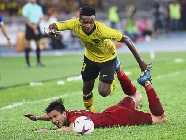 Phàn nàn với trọng tài về bàn thắng của Anh Đức, cầu thủ Malaysia ngớ người khi nhận án treo giò 4 trận