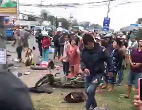 Hiện trường Container tông hàng chục xe máy dừng đèn đỏ, nhiều người chết và bị thương nằm la liệt trên đường