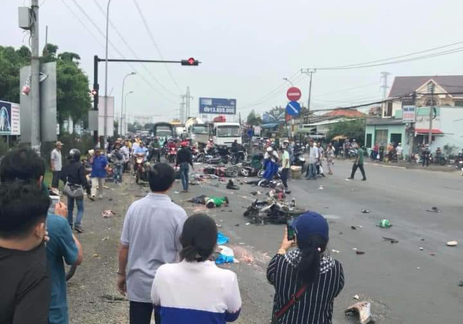 Hiện trường Container tông hàng chục xe máy dừng đèn đỏ, nhiều người chết và bị thương nằm la liệt trên đường