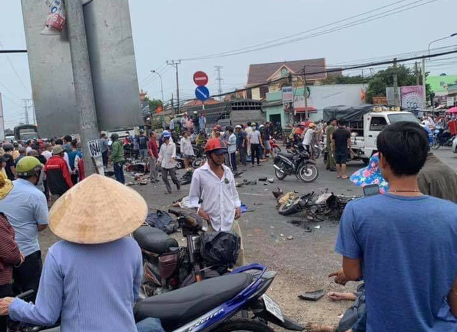 Hiện trường Container tông hàng chục xe máy dừng đèn đỏ, nhiều người chết và bị thương nằm la liệt trên đường