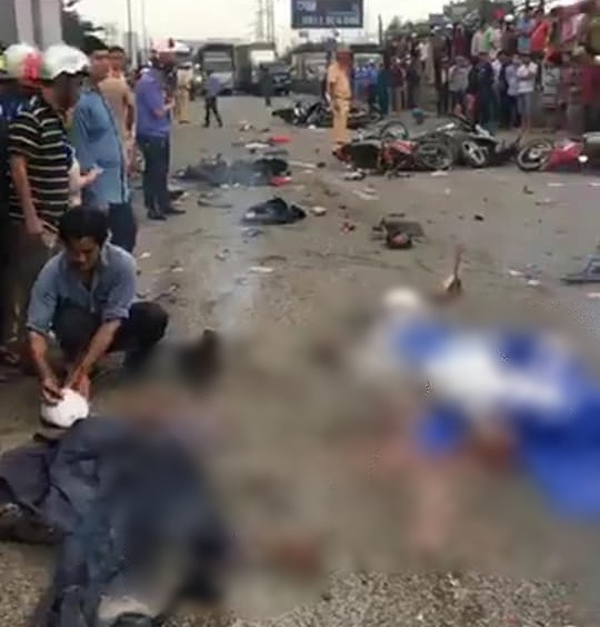 Hiện trường Container tông hàng chục xe máy dừng đèn đỏ, nhiều người chết và bị thương nằm la liệt trên đường