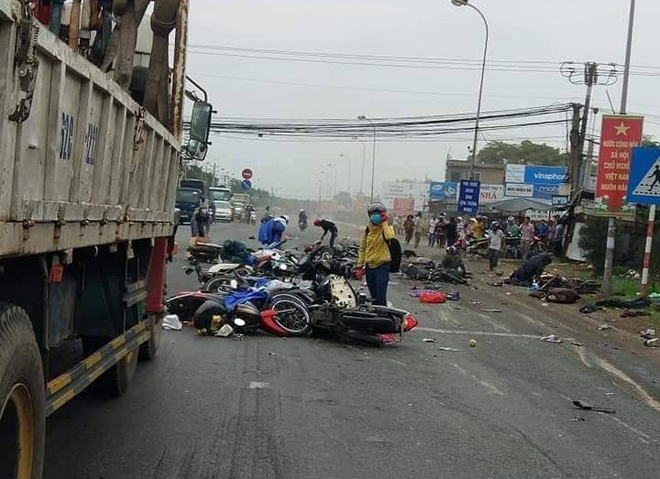 Hiện trường Container tông hàng chục xe máy dừng đèn đỏ, nhiều người chết và bị thương nằm la liệt trên đường