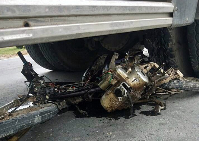 Hiện trường Container tông hàng chục xe máy dừng đèn đỏ, nhiều người chết và bị thương nằm la liệt trên đường