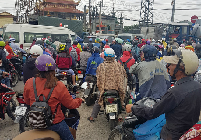 Hiện trường Container tông hàng chục xe máy dừng đèn đỏ, nhiều người chết và bị thương nằm la liệt trên đường