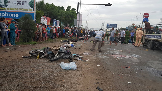 Xe container tông 25 xe máy dừng đèn đỏ ở Long An, 6 người chết, 23 bị thương