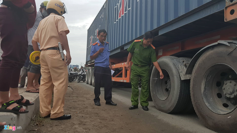 Xe cộ nằm la liệt tại hiện trường vụ ôtô đầu kéo tông hàng loạt xe máy