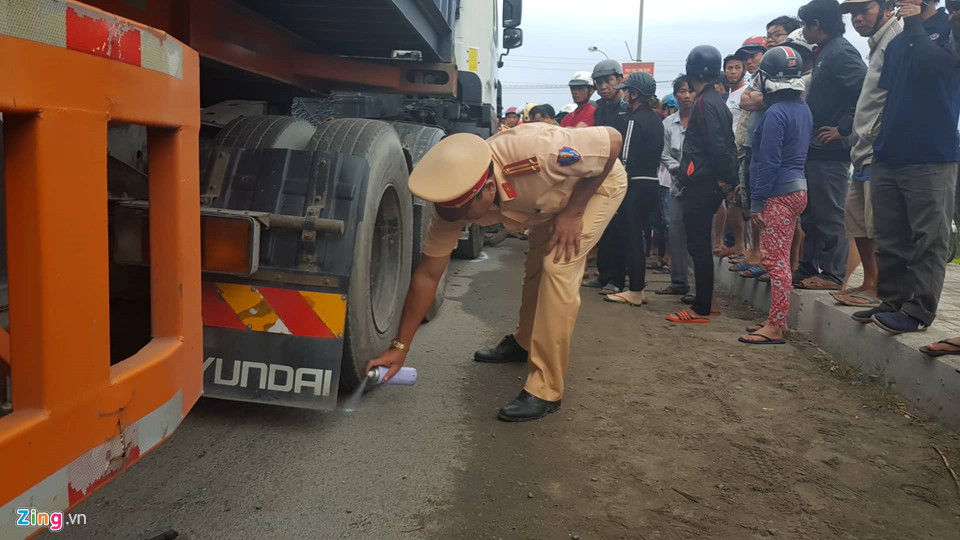 Xe cộ nằm la liệt tại hiện trường vụ ôtô đầu kéo tông hàng loạt xe máy