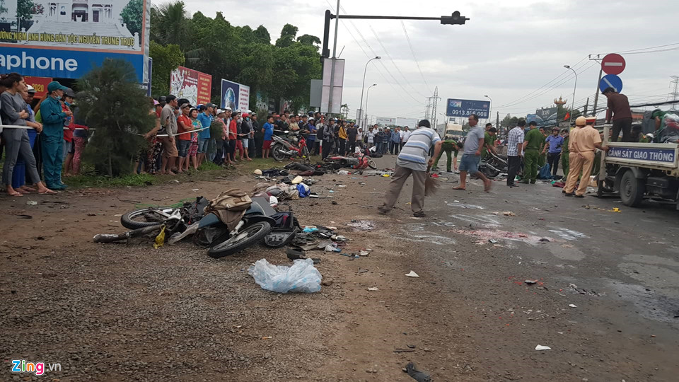 Xe cộ nằm la liệt tại hiện trường vụ ôtô đầu kéo tông hàng loạt xe máy
