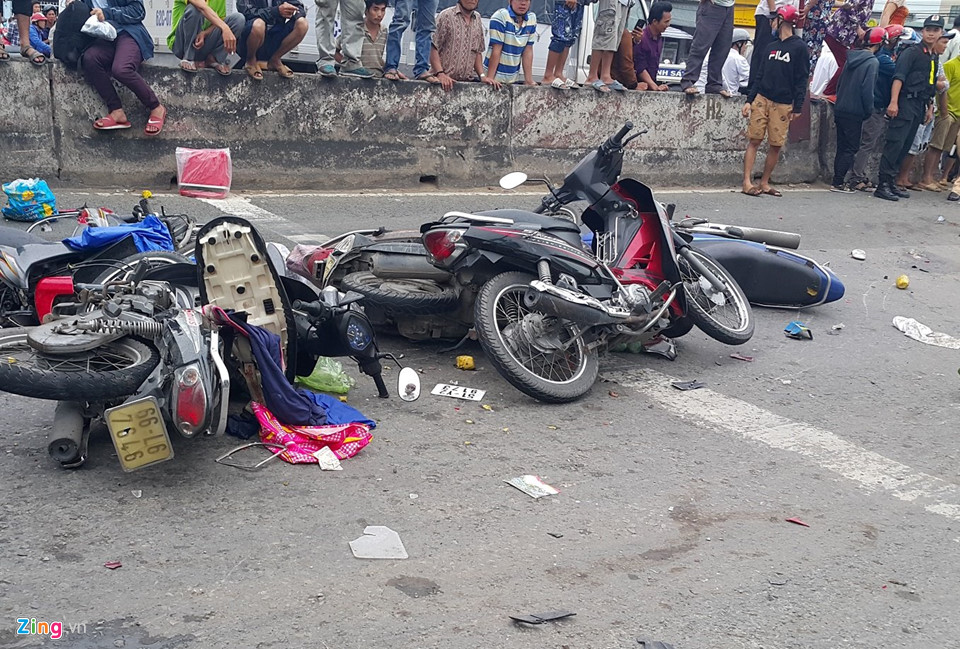 Xe cộ nằm la liệt tại hiện trường vụ ôtô đầu kéo tông hàng loạt xe máy