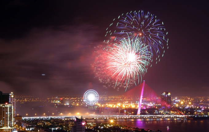 Đà Nẵng bắn pháo hoa trong mưa